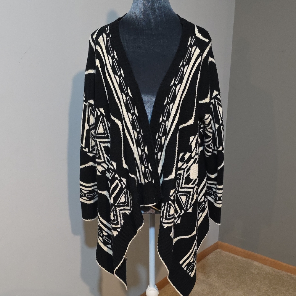 Akira Chicago Black and White Geometric Women's Cardigan Sz Med.‎